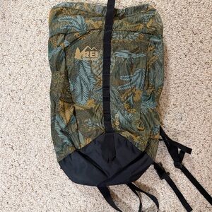REI Co-op Forest Green and Tan Leaf Flash18 Backpack